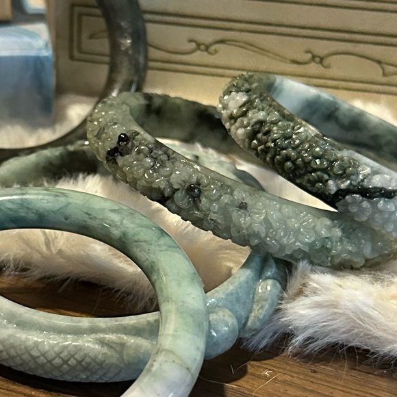 💚🤍 Floral Burmese Jadeite Jade Bangle Bracelet - shades of green - Picture 3 of 12